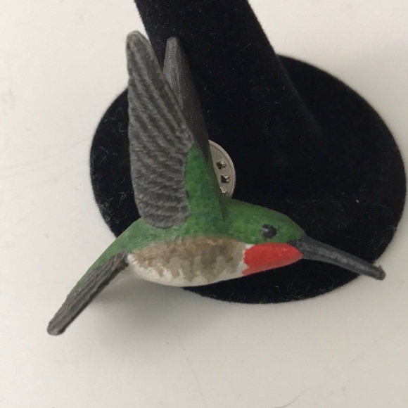 Jewelry - Charming little carved humming bird brooch
